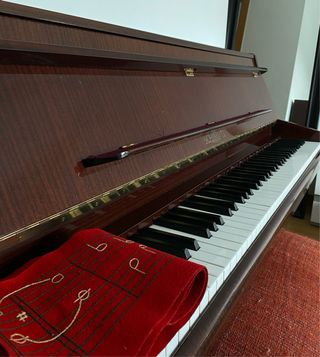 Piano vertical Schimmel + sillín acolchado