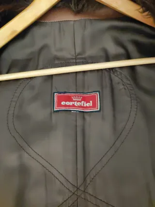 Abrigo de piel marrón con cinturón