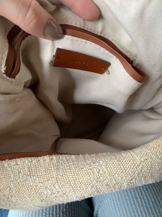 Bolso de mano beige y marrón