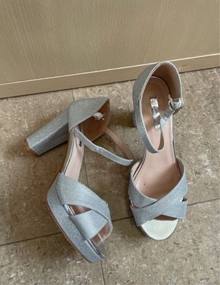 Tacones plateados de fiesta