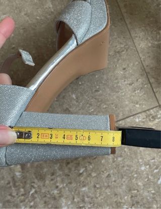 Tacones plateados de fiesta