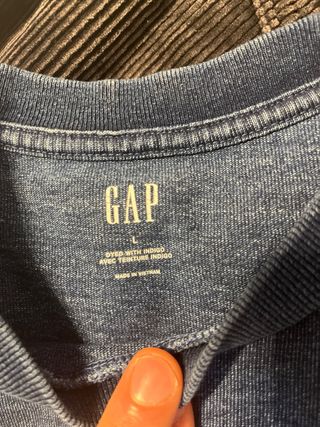 Pantalón pana negro y camiseta GAP degradado