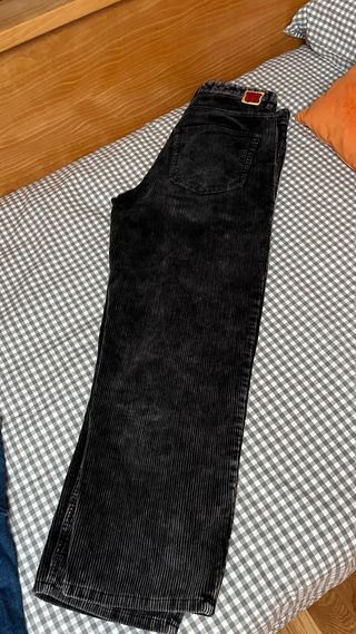 Pantalón pana negro y camiseta GAP degradado