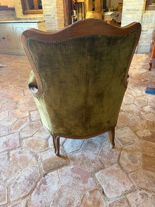 Sofá de terciopelo verde y dorado