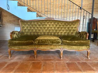 Sofá de terciopelo verde y dorado