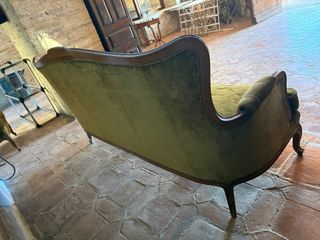 Sofá de terciopelo verde y dorado