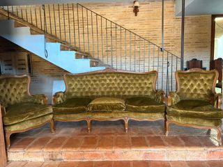 Sofá de terciopelo verde y dorado