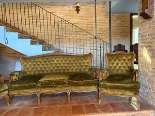 Sofá de terciopelo verde y dorado