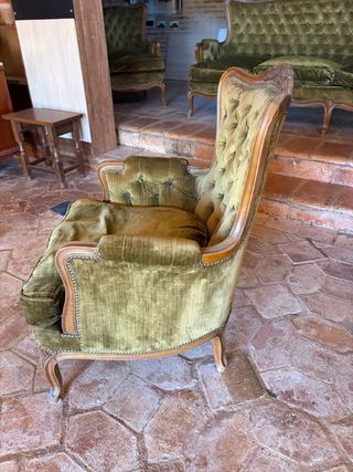 Sofá de terciopelo verde y dorado