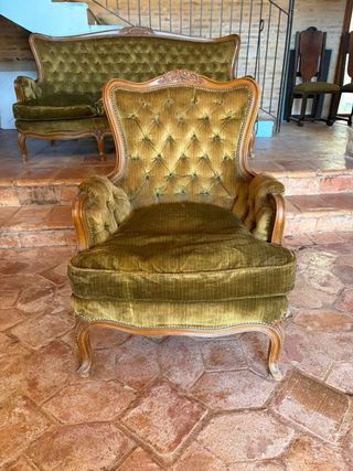 Sofá de terciopelo verde y dorado