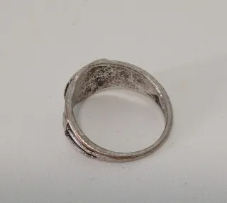 Anillo antiguo no se de que esta echo.