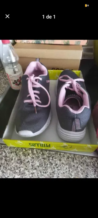 Deportivas grises y rosas