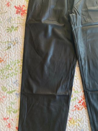 Pantalon Bershka negro efecto piel (T. S)