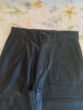 Pantalon Bershka negro efecto piel (T. S)