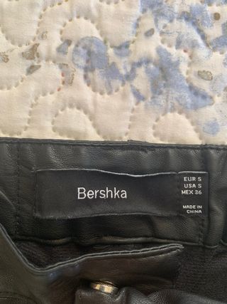 Pantalon Bershka negro efecto piel (T. S)