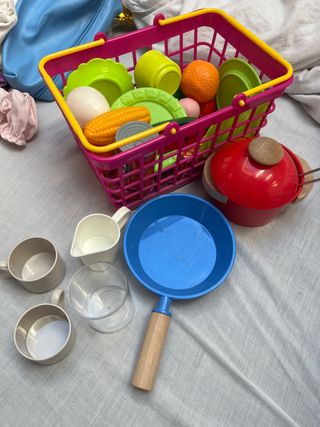 Cesta de juguete con accesorios de cocina