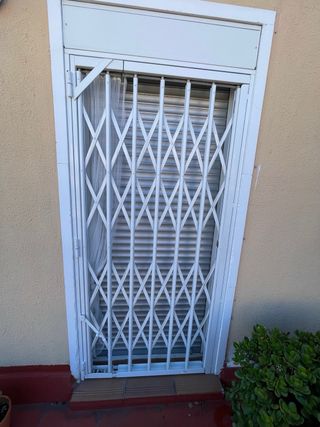 Reja metálica plegable de seguridad