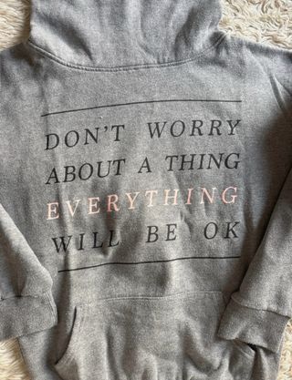 Sudadera gris con cuello alto