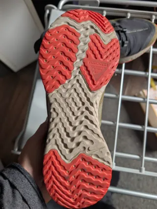 Nike SHIELD React Zapatillas Negras Doradas