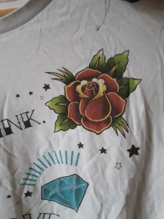 T-shirt bianca con stampe tattoo