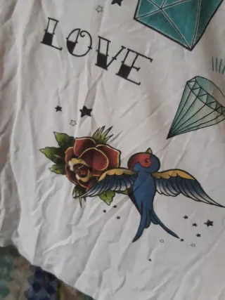 T-shirt bianca con stampe tattoo