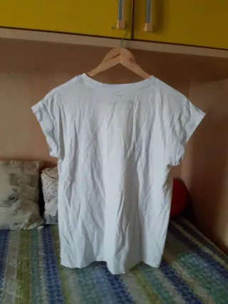 T-shirt bianca con stampe tattoo