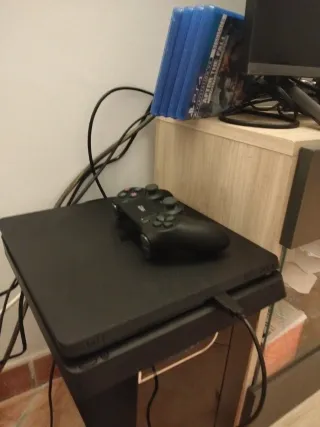 PS4 (PlayStation 4) Negra + Mando