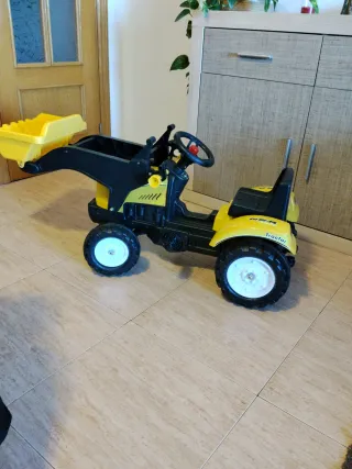 Tractor a pedales amarillo con pala