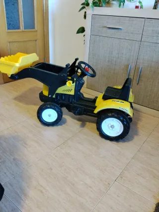 Tractor a pedales amarillo con pala