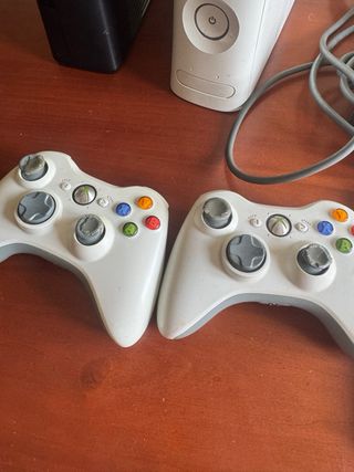 Lote 2 Xbox 360: Consolas, Mandos y Juego