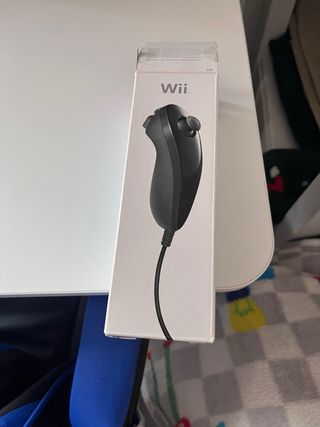 Nintendo Wii Negra con mandos y cables