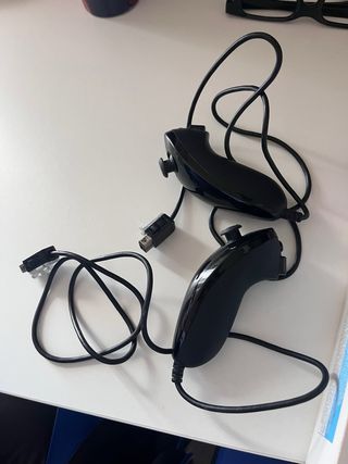 Nintendo Wii Negra con mandos y cables