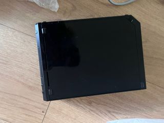 Nintendo Wii Negra con mandos y cables