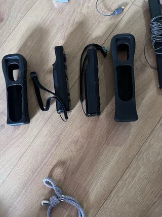 Nintendo Wii Negra con mandos y cables