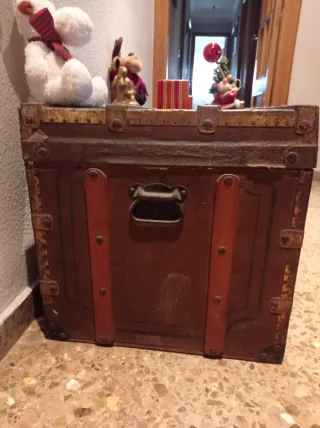 Baúl antiguo madera herrajes metal