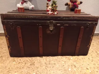 Baúl antiguo madera herrajes metal