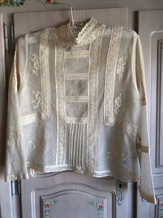 Blusa Zara encaje y bordados beige.