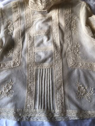 Blusa Zara encaje y bordados beige.