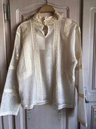 Blusa Zara encaje y bordados beige.