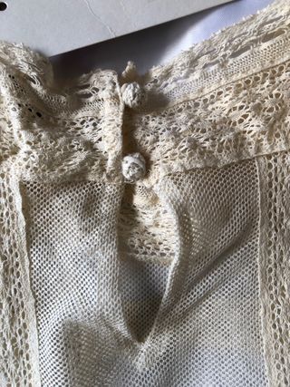 Blusa Zara encaje y bordados beige.