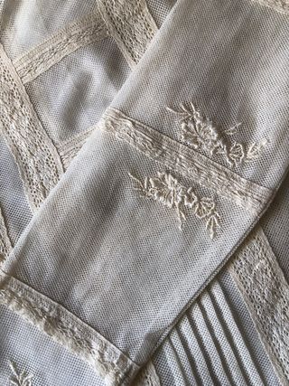 Blusa Zara encaje y bordados beige.