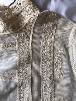 Blusa Zara encaje y bordados beige.