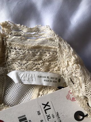 Blusa Zara encaje y bordados beige.