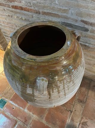 Tinaja antigua de barro