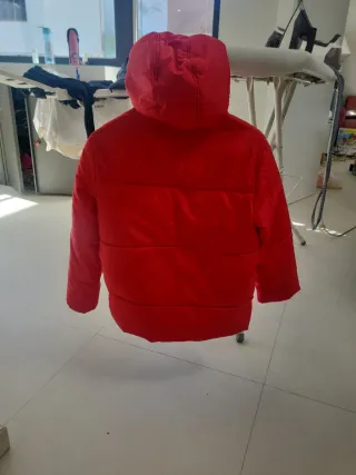 Chaquetón acolchado rojo con capucha