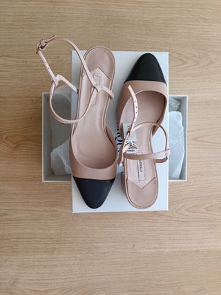 Zapatos tacón Uterqüe beige y negro