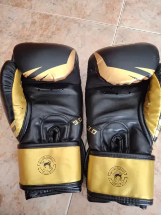 Guantes Boxeo Venum Negros y Dorados 12oz