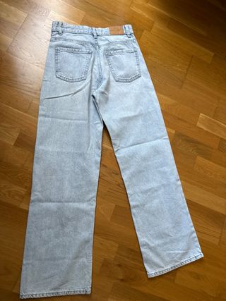 Pantalón vaquero ancho desgastado