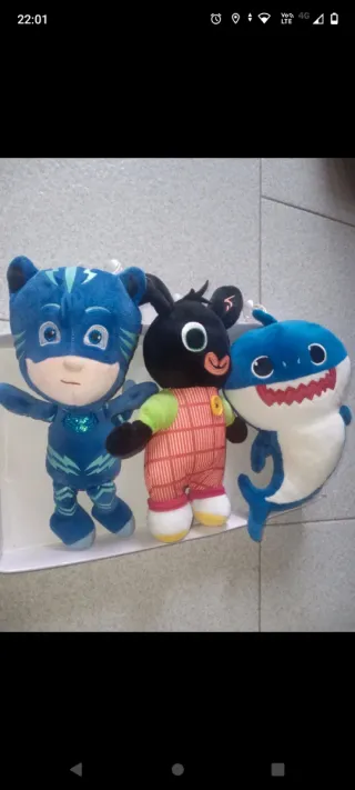 Lotto 3 peluches: Cat, Bing, Baby Shark