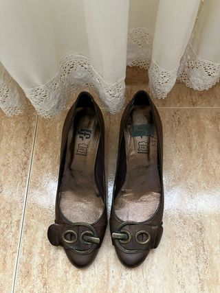 Zapatos de tacón marrones con hebilla